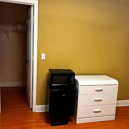Spotless Guest Room With Shared Bathroom Orlando Bagian luar foto