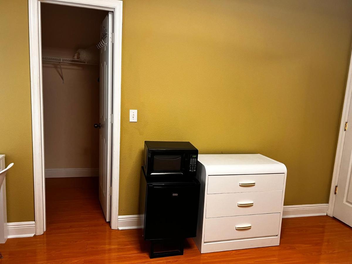 Spotless Guest Room With Shared Bathroom Orlando Bagian luar foto
