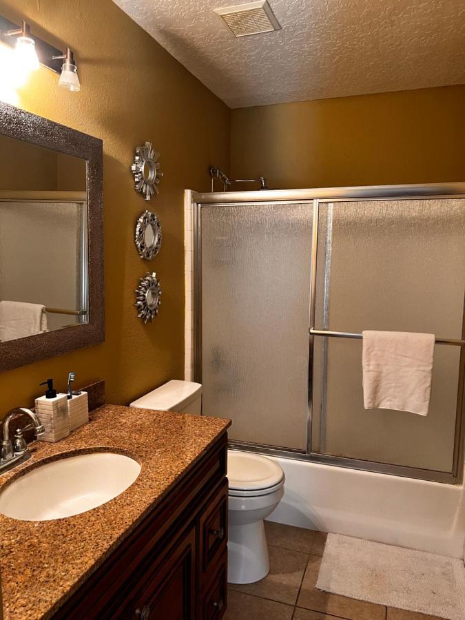 Spotless Guest Room With Shared Bathroom Orlando Bagian luar foto